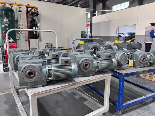 R Series Helical Gearbox Gearmotor Peredam Beban Tinggi Dan Torsi Tinggi