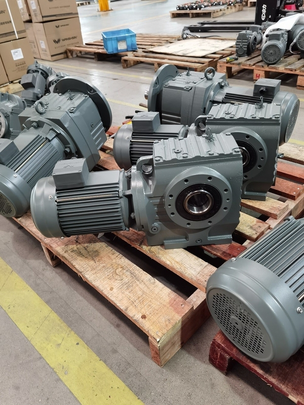 K Series Helical Bevel Gear Sudut Kanan Gearbox Peredam Kecepatan Motor Listrik Poros Berongga
